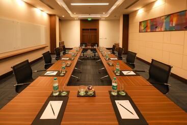 هتل Four Points By Sheraton Chennai Omr