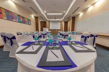 هتل Four Points By Sheraton Chennai Omr