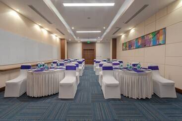 هتل Four Points By Sheraton Chennai Omr