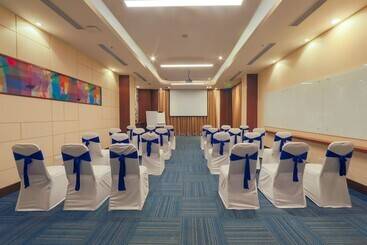 هتل Four Points By Sheraton Chennai Omr