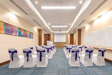 هتل Four Points By Sheraton Chennai Omr