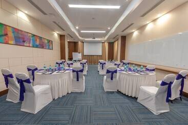 هتل Four Points By Sheraton Chennai Omr