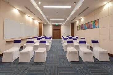 هتل Four Points By Sheraton Chennai Omr