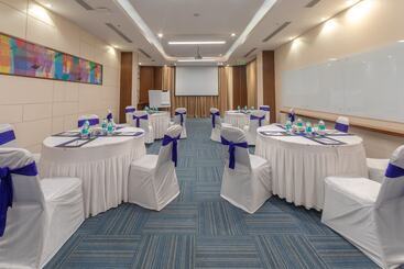 هتل Four Points By Sheraton Chennai Omr