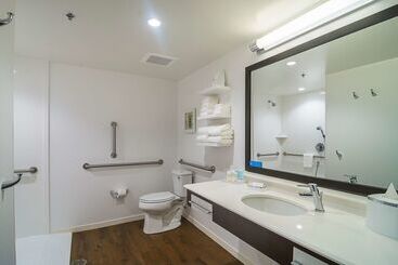 هتل Hampton Inn Chicago North-loyola Station