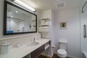 هتل Hampton Inn Chicago North-loyola Station