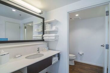 هتل Hampton Inn Chicago North-loyola Station
