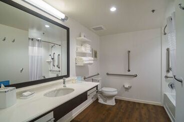 هتل Hampton Inn Chicago North-loyola Station