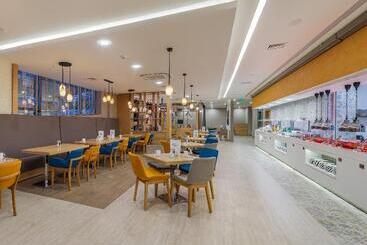 هتل Holiday Inn Antalya   Lara, An Ihg