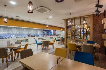 هتل Holiday Inn Antalya   Lara, An Ihg
