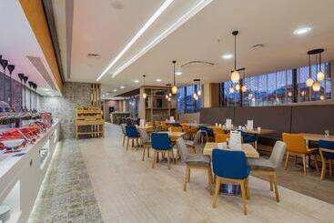 هتل Holiday Inn Antalya   Lara, An Ihg