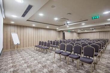 هتل Holiday Inn Antalya   Lara, An Ihg