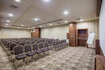 هتل Holiday Inn Antalya   Lara, An Ihg