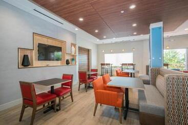 هتل Holiday Inn Express & Suites   Southaven Central   Memphis, An Ihg