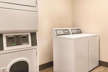 هتل Park Inn By Radisson, Calgary Airport North, Ab