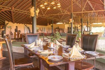 هتل Tipilikwani Mara Camp