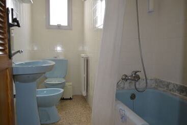 هتل Hostal Blayet