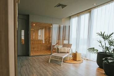 هتل Howard Johnson Plaza La Ribera
