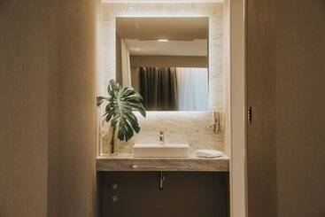 هتل Howard Johnson Plaza La Ribera