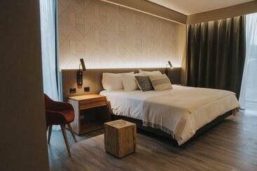 هتل Howard Johnson Plaza La Ribera