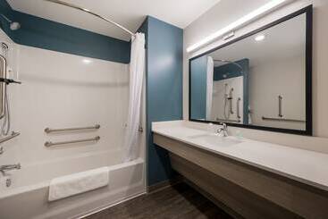 هتل Woodspring Suites East Lansing University Area