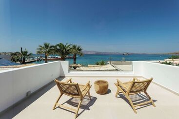 Ostrako Beachside Suites