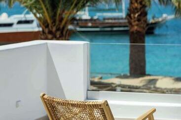 Ostrako Beachside Suites