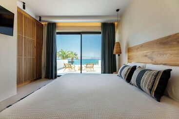 Ostrako Beachside Suites