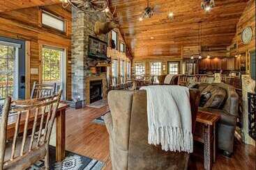 Сельский дом Rustic Hideaway!