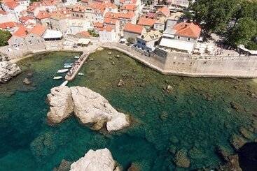 Sea Rocks Residence