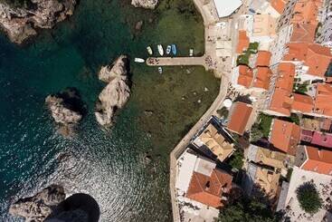 Sea Rocks Residence