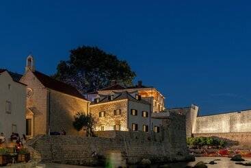 Sea Rocks Residence