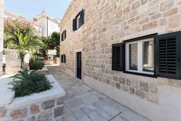 Sea Rocks Residence