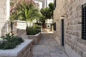 Sea Rocks Residence