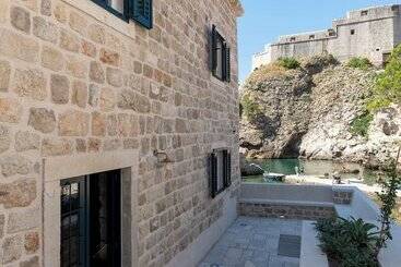 Sea Rocks Residence