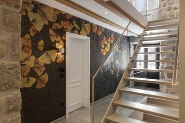 Sea Rocks Residence