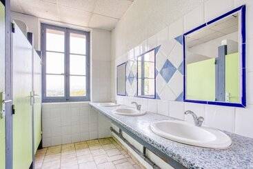 Auberge De Fréjus Saint Raphael   Hostel