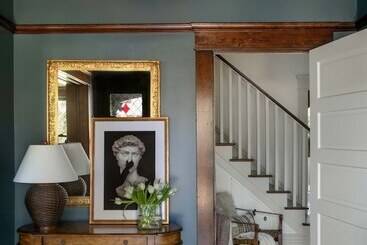 تختخواب و صبحانه The Craft House Inn