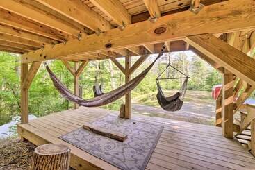 コテージ Darling 30 Acre Cabin W/ Fire Pit & Balcony!