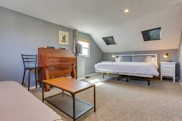 2 Mi To Washington Park: Convenient Denver Home!