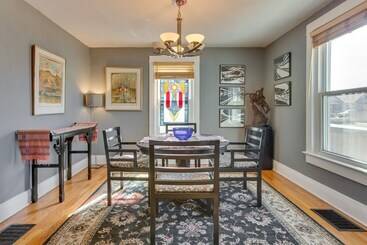 2 Mi To Washington Park: Convenient Denver Home!