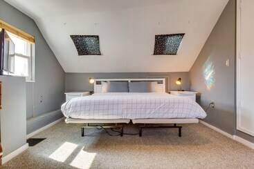 2 Mi To Washington Park: Convenient Denver Home!
