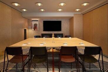 هتل Moxy Sydney Airport