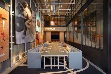 هتل Moxy Sydney Airport