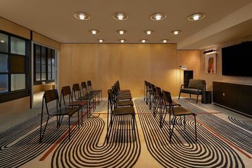 هتل Moxy Sydney Airport