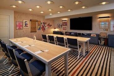 هتل Moxy Sydney Airport
