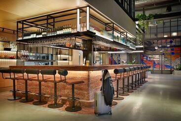 هتل Moxy Sydney Airport