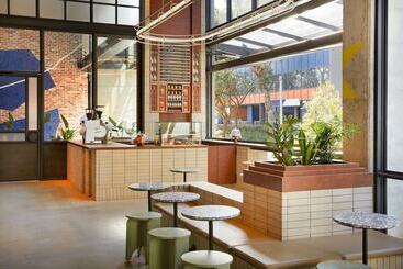 هتل Moxy Sydney Airport