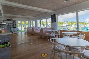 هتل Palm Cay Beach Club & Marina