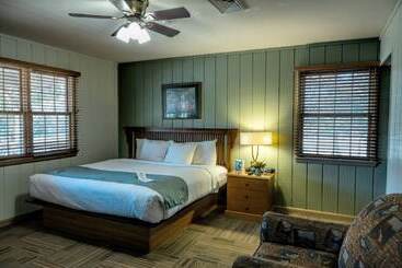 هتل Postoak Lodge And Retreat